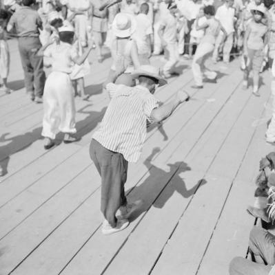 Passista de frevo no carnaval de rua de Recife