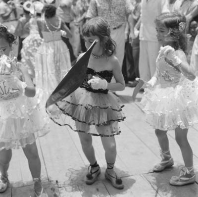 Crianças desfilando em agremiações carnavalescas