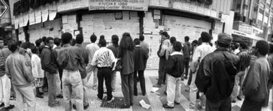 Aglomeração em frente a banca