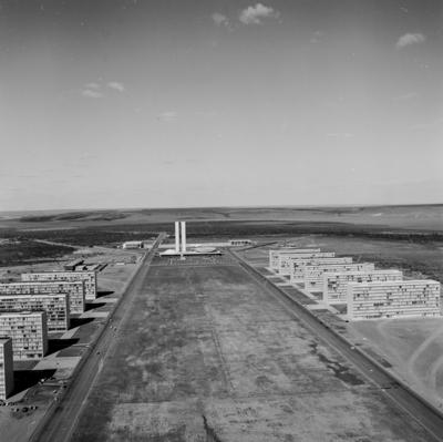 Vistas aéreas de Brasília, Esplanada dos Ministérios e Praça dos Três Poderes ao fundo.