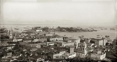 Vista da Praça XV de Novembro tomada do Morro do Castelo; à direita, a Igreja de São José e, ao fundo, a Ilha das Cobras