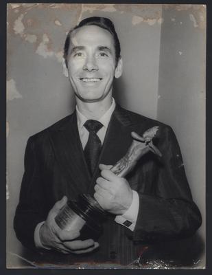Nelson Gonçalves com troféu