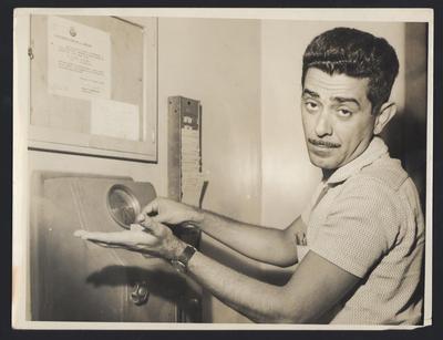 Miltinho batendo o cartão de ponto