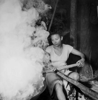 Ilha de Marajó - Mulher defumando látex