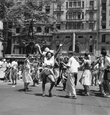 Carnaval de rua, em frente à sede do Partido Trabalhista Brasileiro