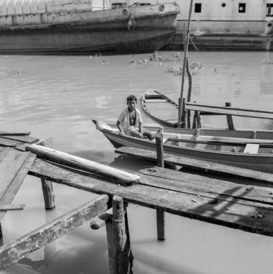 Vila da Barca, palafitas flutuantes, crianças em barco