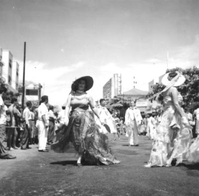 Desfile de blocos no Banho de Mar à Fantasia