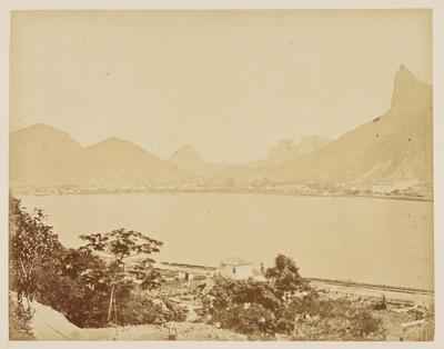 Praia de Botafogo, ao fundo o Morro do Corcovado, Pão de Açúcar e a Pedra da Gávea