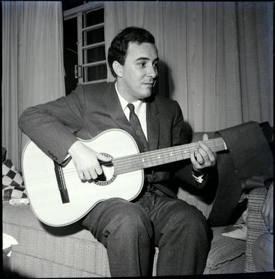 João Gilberto com o violão