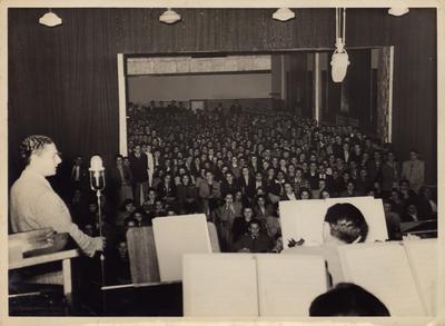 Gilberto Alves ao microfone