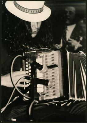 Renato Borghetti ao microfone com a gaita-ponto