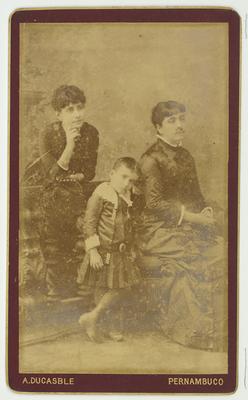 Retrato de mulher com duas crianças