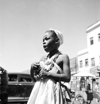 Criança fantasiada no carnaval de rua de Recife