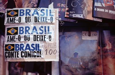 Adesivos com slogan durante governo Médici