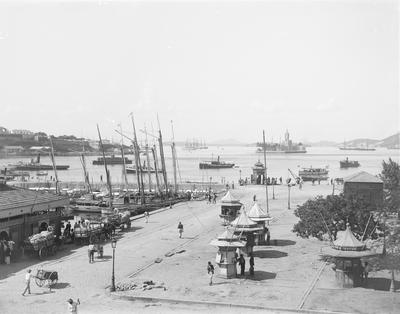 Mercado da Praia do Peixe (à esquerda) e Ilha Fiscal (ao fundo)