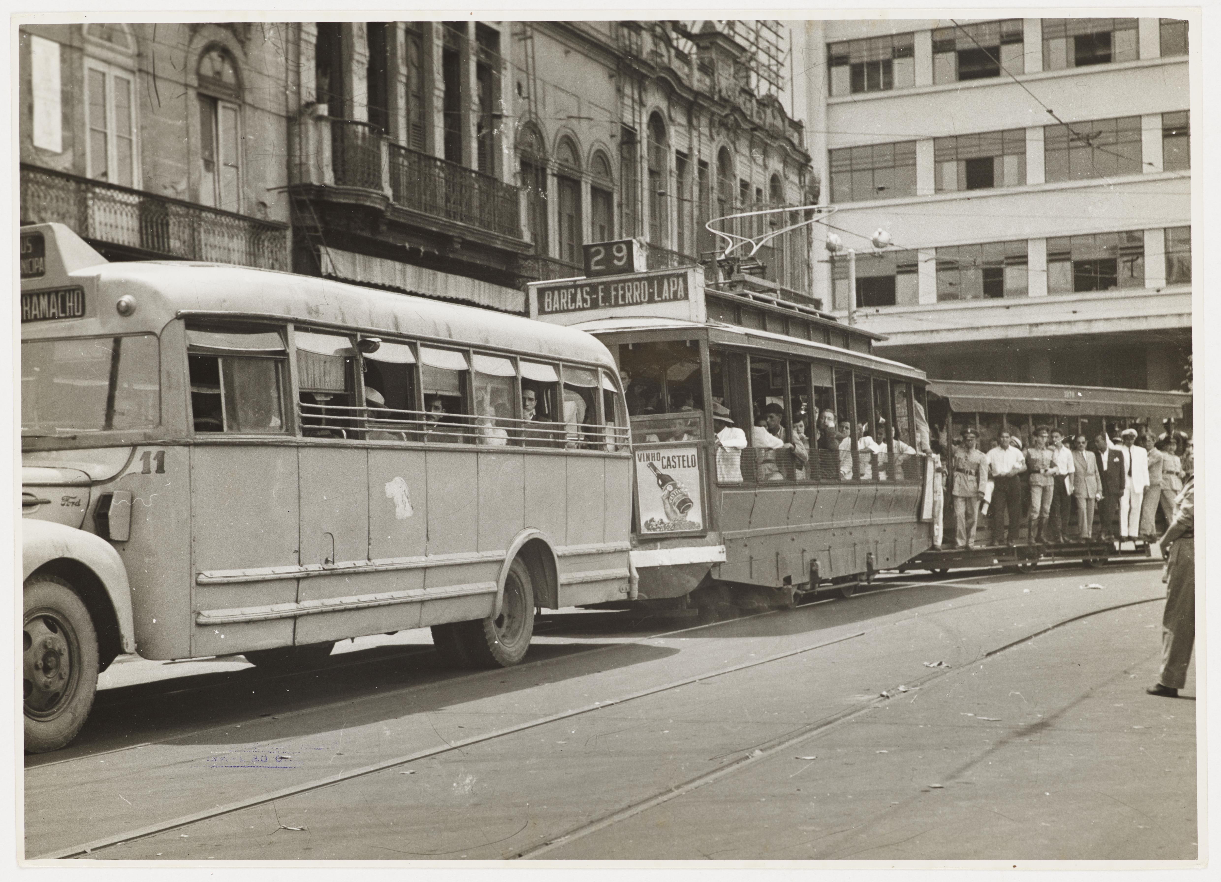 Ônibus e bonde elétrico (nº 29 Barcas-E.Ferro-Lapa) transportando passageiros