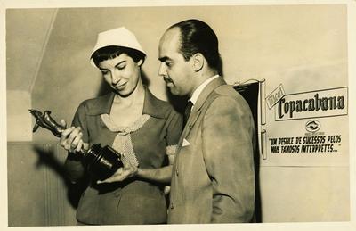 Inezita Barroso com troféu