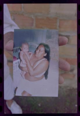 Jorge Bodanzky e Márcia Neves Bodanzky visitam a mãe de Edna de Cássia, atriz que protagonizou o filme "Iracema: uma transa amazônica" (1974)