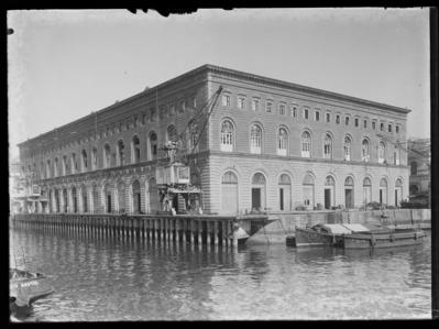 Ministério da Marinha - guindastes