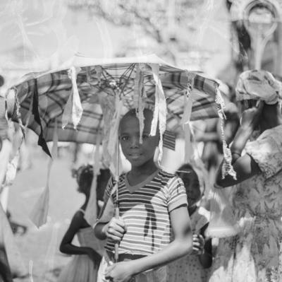 Criança assistindo ao carnaval de rua