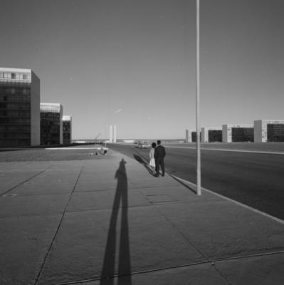 Ministérios, vendo-se a sombra do fotógrafo Marcel Gautherot