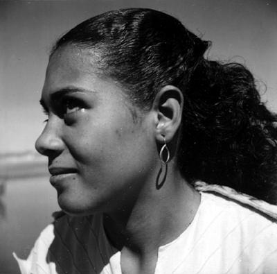 Mulher sentada em barco