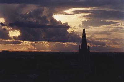 Ao fundo, torre da  Igreja Nossa Senhora Auxiliadora