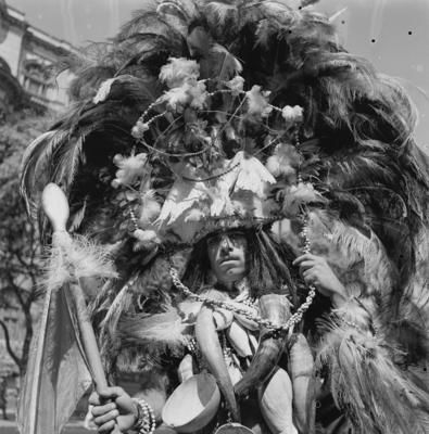 Carnaval de rua - bloco com pessoas utilizando fantasias de inspiração indígena