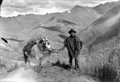 Autorretrato de Martin Chambi próximo a Coaza
