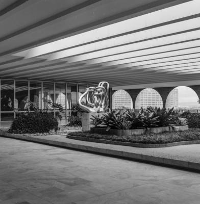 "O Canto da Noite", escultura de Maria Martins, no Salão Nobre