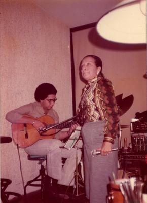 Elizeth Cardoso ao microfone