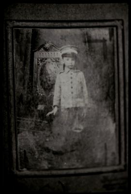 Noel Rosa com farda de colégio (reprodução)