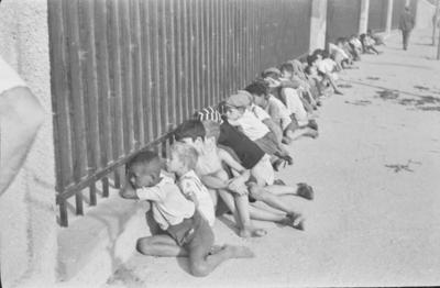 Meninos assistindo a jogo de futebol