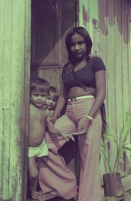 Edna de Cássia e sua família em sua casa