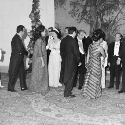 Cumprimentos durante a recepção em homenagem à Rainha Elizabeth II