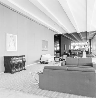 À esquerda, "Figura", pinturas de Milton Dacosta