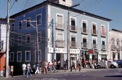Aspecto de rua - casario, comércio e transeuntes