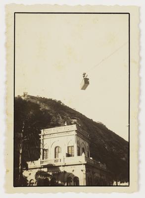 Parte da fachada da Escola Militar da Praia Vermelha; ao fundo, o bondinho do Pão de Açúcar