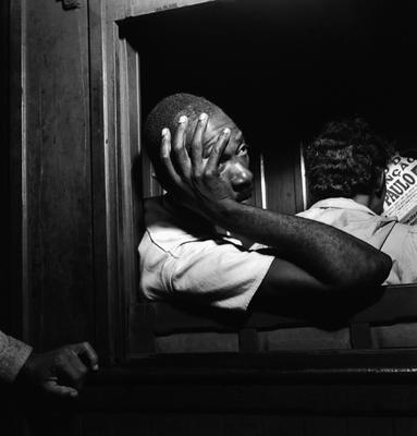 Operário no vagão de trem