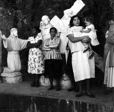 Romeiros em torno de estátuas de Jesus