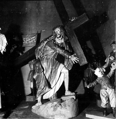 Via Crucis, Passos da Paixão, esculturas de Aleijadinho, cena do Passo da Cruz às costas, Cristo.