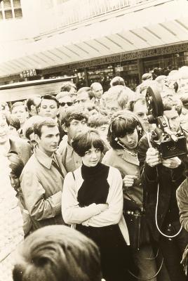 Manifestação estudantil. Com a câmera, Jeanine Meerapfel e Alexander Kluge
