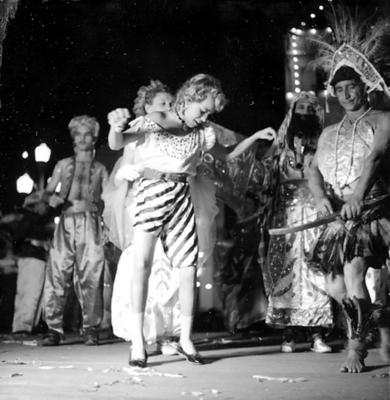 Desfile do bloco Vassourinhas