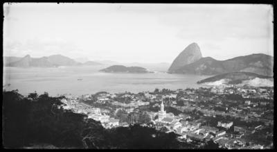 Panorama do bairro do Flamengo visto do Morro da Nova Cintra; ao fundo, a Baía de Guanabara e o Morro do Pão de Açúcar