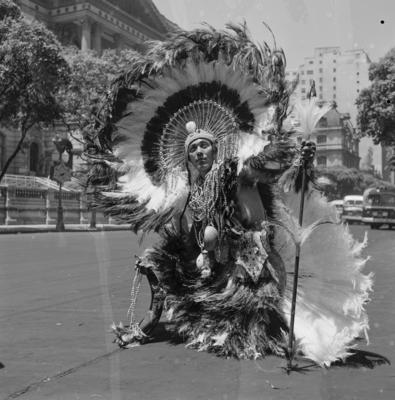 Carnaval de rua - bloco com pessoas utilizando fantasias de inspiração indígena