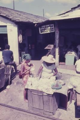 Lena Coelho dos Santos, à esquerda, na feira livre de Água de Meninos