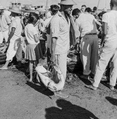 Santarém, homem carregando peixe