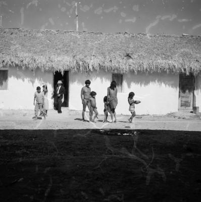 Indígenas do povo Karajá