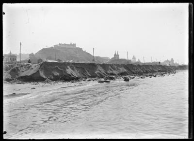 Praia de Santa Luzia; ao fundo, o Morro do Castelo