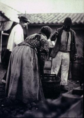 Vendedora em conversa com homem